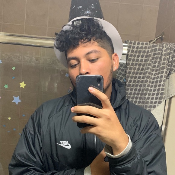 Poshmark profile picture for @sebas33
